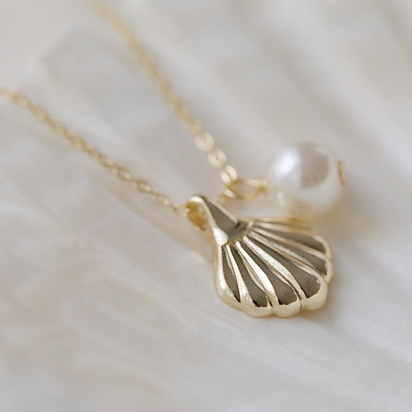 Seashell Pearl Necklace  | 14k Gold Plated - Picture 6 of 12